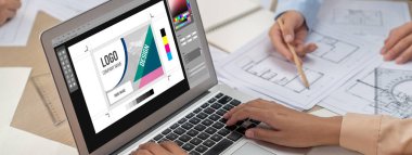 Web sayfasının modern tasarımı ve bilgisayar ekranında gösterilen ticari canlı reklamlar için grafiksel tasarımcı yazılımı