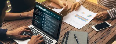 Yapay zeka etik standart hukuk ve bilgisayar ekranındaki kurallar yapay zeka etik şeffaflığının teknoloji suçunu önlediğine dair rapor sunuyor. canlı