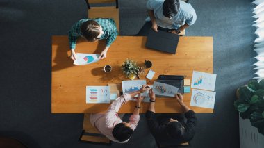 İşletme ekibinin en iyi görüntüsü toplantıya katılırken, verileri analiz etmeye hazırlanıyor. Bir grup farklı insan yaratıcı planlar yapıyor ve konferansa katılırken bir yandan da proje üzerinde çalışıyorlar. Cemaat.