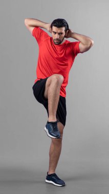Vücut uzunluğunun tamamı atletik ve sportif genç bir adam tarafından izole edilmiş arka planda egzersiz öncesi duruş için ısınma ve esneme hareketleri ile çekilir. Sağlıklı aktif ve vücut bakımı yaşam tarzı.