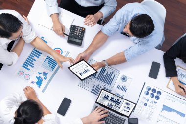 Üst düzey analist ekibi toplantı odasındaki mali verileri analiz etmek için BI Fintech 'i kullanıyor. İş anlayışı ve stratejik pazarlama planlaması için kağıt üzerinde analitik BI gösterge paneli. Tedbirli