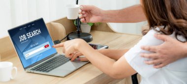 Çalışanların işe alım İnternet ağındaki iş fırsatlarını araması için mod web sitesinde online iş araması