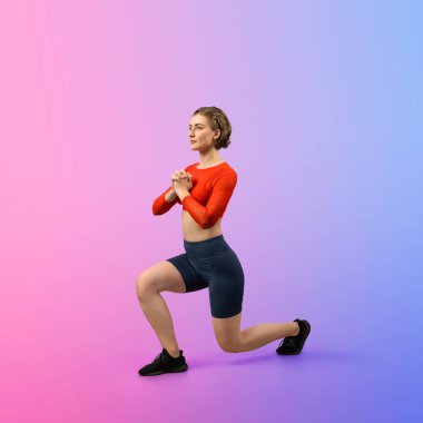 Vücut uzunluğunun tamamı atletik ve sportif kadınlar tarafından izole edilmiş arka planda sağlıklı ve meditasyon egzersizi yaparken çekildi. Sağlıklı aktif ve vücut bakımı yaşam tarzı