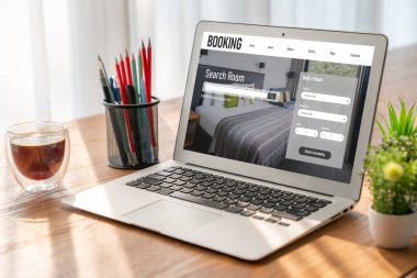 Çevrimiçi otel konaklama rezervasyon sitesi mod rezervasyon sistemi sağlar. Seyahat teknolojisi kavramı .