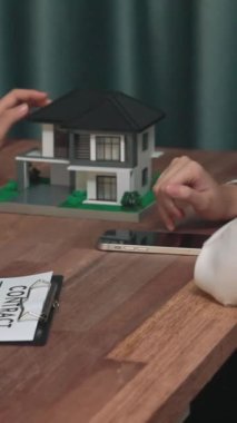 Kapanış hevesli emlak ajansı müşteriye bir ev için bilgi ve satın alma anlaşması sunarken, emlakçı tarafından tavsiye edilirken, ev kredisi için müşteri gözden geçirme sözleşmesi belgeleri.