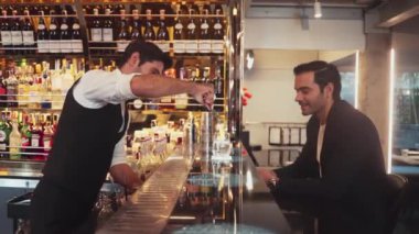 Akıllı barmen, lüks bir tezgahta arkadaşını beklerken limonlu cin kokteyli ikram ediyor. Barmen, canlı gece hayatı parti atmosferinde mükemmel hizmet veriyor. Vinosity.