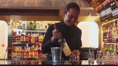 Asyalı barmenin karışık kokteyl likörünü likör karışımına katması, özel reklamı yaratıcı, canlandırıcı, bar lüksünde canlandırıcı bir vitrin haline getiriyor. Vinosity.
