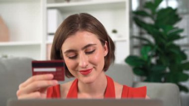 Kadın alışverişi ya da internet pazarında online ödeme modern yaşam tarzı için satış öğeleri arama ve prim siber güvenlik yazılımı tarafından korunan cüzdan çevrimiçi ödeme için kredi kartı kullanma