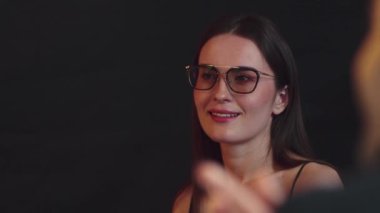 Kokteyl içen güzel bir kadının portresi lüks tezgahın arkasında arkadaşlarıyla ya da çiftlerle sohbet ediyor. Gece hayatındaki sosyetik etkileşim sahnelerini yakalıyorum. Vinosity.