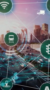 Yeni şehir yolunda gelecek araba trafiği için akıllı ulaşım teknolojisi kavramı. Sanal akıllı sistem, şehir sokaklarındaki araç verilerini birbirine bağlamak için dijital bilgi analizi yapıyor .