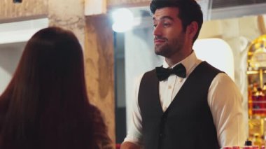 Yakışıklı, güler yüzlü bir barmen arkadaş, VIP müşterilerine içki listesi öneriyor. İçki tezgahı lüks, profesyonel barmen kostümü içinde harika bir ilk izlenim bırakıyor. Vinosity.