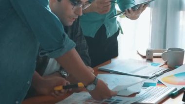 Tasarımcı yazma fikri ekrana bakarken proje yöneticisinin üst görünümü. Akıllı iş adamlarını kapat ve tasarımcı palete bakarken logo tasarımı fikrini açıkla. Sempozyum.