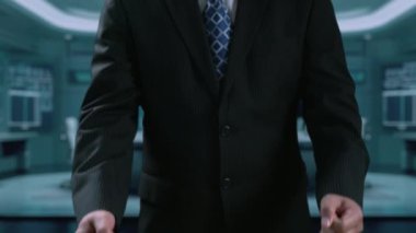 İş adamı, QC ve QA standartlarının karşılandığından emin olmak için katı kalite güvencesi protokolleri uyguluyor. Kalite güvencesi ile sertifikalı ürün mükemmelliğine ulaşmak. Kullanıcı Kimliği