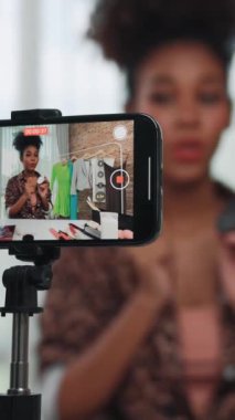 Arka görüş telefon ekranı kadın nüfuzu kaydedicisi canlı yayın yapan video bloğu gözden geçirme makyaj kritik sosyal medya veya blog. Çevrimiçi pazarlama yayını için kozmetik ürünleri olan genç bir kız.