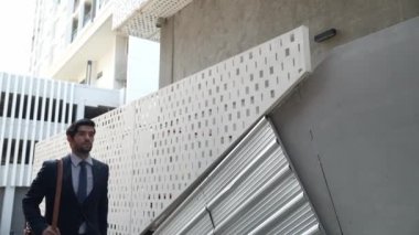 Akıllı bir iş adamı kendine güvenen bir binayla merdivenleri çıkıyor. İş aramak için merdivenlerde yürüyen yetenekli bir proje yöneticisi, modern gökdelende yeni bir iş arıyor. Uzayı kopyala Sevinçli..