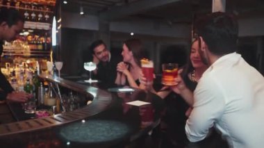 Kokteyl palomasıyla kadeh kaldıran bir çift ve lüks bir barda, canlı sohbetlerde eski moda arkadaşlarıyla Margarita içerken canlı bir gece kulübünde özel bir partiyi kutlayan bir çift. Vinosity.