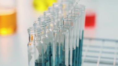 Laboratuvar araştırmacısı yeni bir ilaç geliştirir ya da tedavi eder. Laboratuvar tüpünde renkli kimyasal sıvı kullanır. Bilimsel veya kimya uzmanlığı ve laboratuvar ekipmanları ile sağlık hizmetlerinin teknolojik gelişimi. Katı.