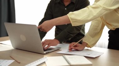 Mimari ve güvenlik mühendisi, modern ofiste doğruluk için mimari belge ve ölçüm aracına dizüstü bilgisayardaki inşaat ayrıntılı planlarını yazar. - Yakın çekim. Tanımlama.