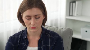 Destekleyici ve rahatlatıcı eller depresif hastayı neşelendiriyor ya da empati kurarak stres yapıyor. Psikolog, klinikte stresli ve üzgün bir hastaya güven veriyor..