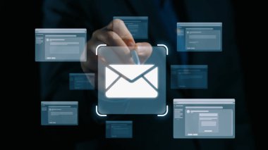 İş adamı e-posta kutusunu kontrol ediyor, daha iyi verimlilik için mesajları düzenliyor ve önceliklerini belirliyor. Etkili iletişim için akıllı e-posta teknikleri öğren. Kullanıcı Kimliği