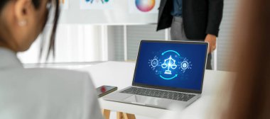 Yapay zeka etik standart hukuk ve bilgisayar ekranındaki kurallar yapay zeka etik şeffaflığının teknoloji suçunu önlediğine dair rapor sunuyor. canlı