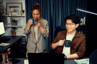 Satış müdürleri birlikte kahve içerken tartışıyorlar. Ev ofisinde, çalışma masasındaki iş arkadaşlarıyla kırılma saatinde iş raporlarıyla modern çalışma yeri kavramı. İnfobahn.