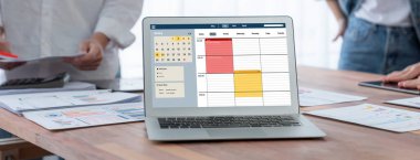 İnternet sitesinde canlı eleştiriler için çevrimiçi aplikasyon rezervasyon takvimi