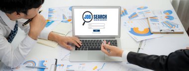 Çalışanların işe alım İnternet ağındaki iş fırsatlarını arayabilmeleri için internet sitesinde arama çalışmaları