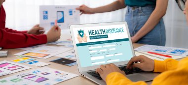 Kolay form doldurma için sağlık sigortası web sitesi canlı kayıt sistemi