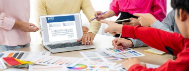 Muhasebe uygulamasından gelen fatura bilgisayar ekranında. Şirket işlerinin finans ve bütçesi için bilgisayar programı. canlı.