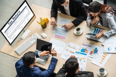 Bireysel gelir vergisi iadesi formunu İnternet sitesine koymak için çevrimiçi vergi iade formu. Vergi ödemesi ve iadesi için hükümet ağı. Vergilendirme teknolojisi kavramı.