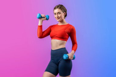 Vücut geliştirme egzersizi olarak izole edilmiş arka planda duran vücut geliştirme egzersizi olarak ağırlık kaldırmak için halterli atletik ve sportif bir kadın. Sağlıklı aktif ve vücut bakımı yaşam tarzı