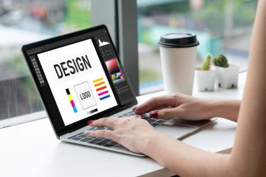 Web sayfasının modern tasarımı ve bilgisayar ekranında gösterilen ticari reklamlar için grafiksel tasarımcı yazılımı