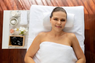 Panorama manzaralı kadın müşteri stres önleyici spa masajından zevk alıyor ve lüks otel veya oteldeki gündüz açık hava ortamında güzellik teniyle eğleniyor. Sessiz.