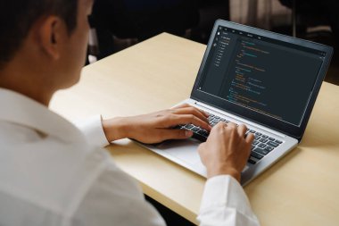 Model uygulama ve program kodlaması için bilgisayar ekranında yazılım geliştirme programlama