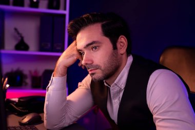 Pazar verilerini ya da e-postalarını analiz etmek için beklerken sıkılan işadamı, gecenin geç saatlerinde satış kanalı online ürün servisinde oluşturulan müşteriye e-posta gönderiyor. Tahmin et..