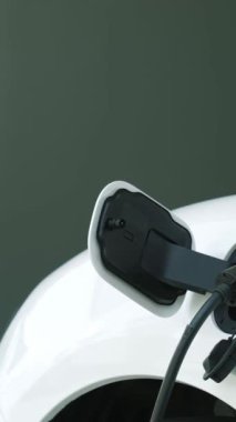 Ev şarj istasyonu, elektronik araç için sürdürülebilir, yenilenebilir enerji kaynağı, modern modern yaşam tarzı için evdeki EV arabaları sağlıyor. Çevre dostu melez elektro ve petrol aracı bataryası.