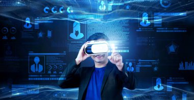 Güvenlik sistemine girerken takım elbise ve sanal gerçeklik gözlüğü takıyor. Global ağa bağlanan ve kimliğini doğrulayan bir iş adamı. Yapay zeka. Teknoloji yeniliği. Yaratıcılık.