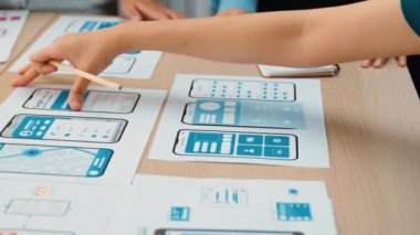 UX geliştiricisinin panorama videosu veya şirket tasarım kullanıcı arayüzü veya mobil uygulama için UI prototipi veya akıllı telefondan yazılım gösteren web sitesi yazılımı. Sinerjik