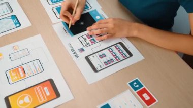 Mobil uygulama ya da web sitesi için kullanıcı arayüzü prototipi planlayan şirket çalışanlarının panorama videosu. UX UI tasarım beyin fırtınası kullanıcı dostu arayüz planı tasarlıyor. Sinerjik