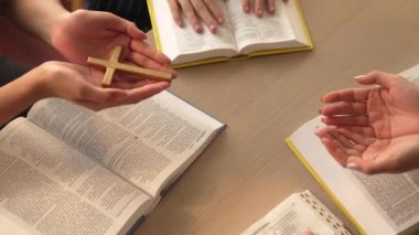 Hristiyan katolik takipçilerle dinsel bağlılık ve maneviyat duygusu doludur. Ağır çekimde Hıristiyan insanlar birlikte dua ederken el ele tutuşup grup duası yapıyorlar. Filizlenen