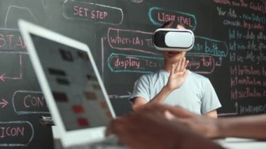 Kara tahtadaki Afrikalı öğrenci el kodlaması ya da programlama sisteminin web geliştirme planıyla kapatılması. Bu arada genç bir kız da mühendislik dersiyle kara tahtada oynuyor. Yenilik. Öğretim