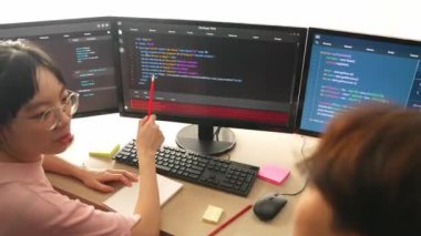 Bilgisayar programlama için arka uç yazılım geliştirici mühendisi. Yazı yazma kodlarını ayıklamak için birlikte çalışıyorlar. Ofisteki monitörde karmaşık algoritmaları çözüyorlar. Filizlenen