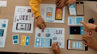 Mobil uygulama ya da web sitesi için kullanıcı arayüzü prototipi planlayan şirket çalışanlarının en iyi görünüm videosu. UX UI tasarımcı beyin fırtınası kullanıcı dostu arayüz planı. Sinerjik