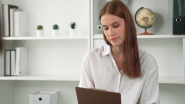 Mutlu hasta ve psikolog klinikte olumlu duygularla zihinsel sağlık sohbetlerini paylaşırken aynı zamanda klinikteki psikologlara başarılı bir iş ve hayatı açıklıyorlar.