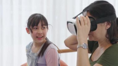 Torun dizüstü bilgisayarı kontrol ediyor. Büyükannem VR ile metaevrene dalıyor. Teknoloji aktivitelerine adapte olan son sınıf öğrencisi yeni nesil çocuklarla iletişim kuruyor. Nesiller arası uçurum aile bağlarını güçlendiriyor. Uyumsuzluk.