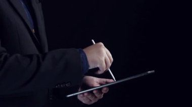 İş adamı e-posta kutusunu kontrol ediyor, daha iyi verimlilik için mesajları düzenliyor ve önceliklerini belirliyor. Etkili iletişim için akıllı e-posta teknikleri öğren. Kullanıcı Kimliği