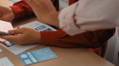 Mobil uygulama ya da web sitesi için kullanıcı arayüzü prototipi planlayan şirket çalışanlarının panorama videosu. UX UI tasarım beyin fırtınası kullanıcı dostu arayüz planı tasarlıyor. Sinerjik