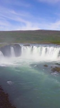 Godafoss 'un İzlanda' daki ünlü şelale manzarasının insansız hava görüntüsü. Godafoss şelalesinin nefes kesen manzarası turistleri İzlanda 'nın kuzeydoğu bölgesini ziyaret etmeye cezbediyor..