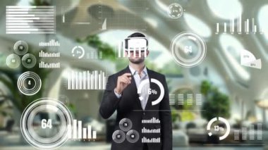 Profesyonel yatırımcı pazarlama fikrini sunarken finansal verilere işaret ediyor. Yetenekli proje yöneticisi pazarlama fikrini ve finansal planını kontrol edip paylaşıyor. Teknoloji yeniliği. Aygıt.